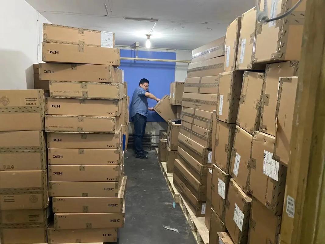 仓库实拍 服务器与电子产品的幕后故事